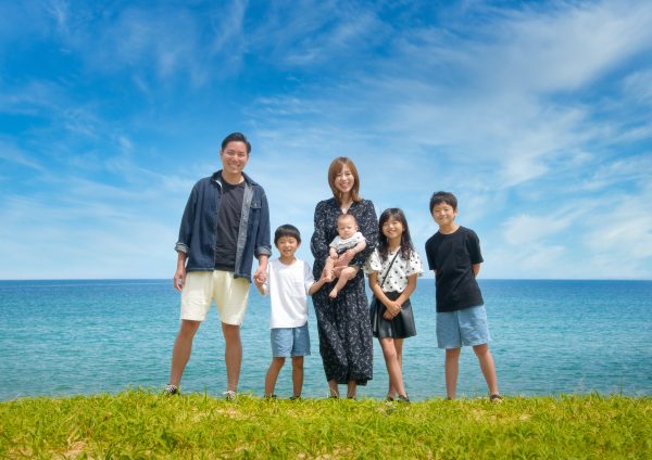 <img src=”https://www.studio-genyo.com/cwp/wp-content/uploads/2022/09/DSC_7771.jpg” alt=”海で家族写真“>　