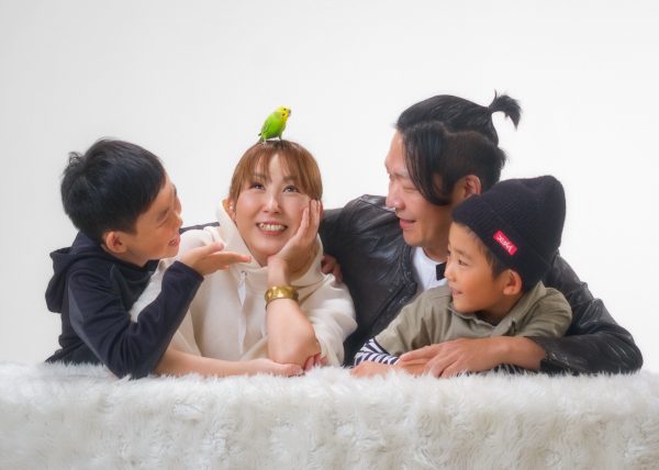 <img src=”https://www.studio-genyo.com/cwp/wp-content/uploads/2023/04/DSCF9347-jinyamasama.jpg”ペットも一緒に家族写真“>　