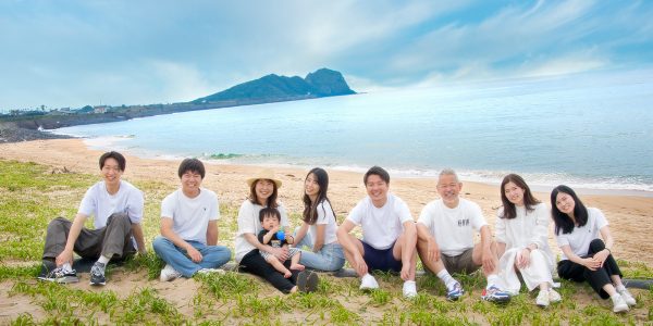 <img src=”https://www.studio-genyo.com/cwp/wp-content/uploads/2023/07/DSC_7436-hp.jpg/” alt=”海で家族写真“>　