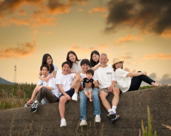 <mg src="https://www.studio-genyo.com/cwp/wp-content/uploads/2023/12/DSC_7488.jpg" alt="飾る家族写真">