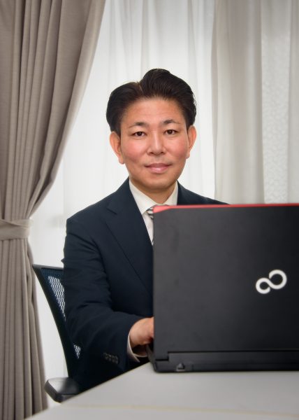 <mg src="https://www.studio-genyo.com/cwp/wp-content/uploads/2024/02/DSC4613-k.jpg"alt="プロフィール写真">